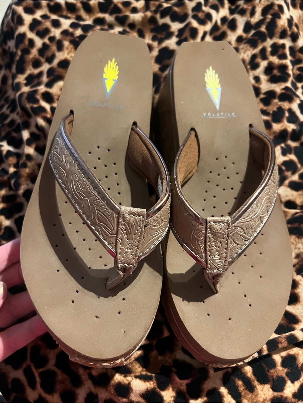 Volatile Women 7 Wedge Sandals, cool embossed floral sides/straps, good cond. - Picture 4 of 9